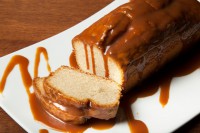 Κέικ μπανάνα με γλάσο καραμέλα