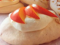   Μαρέγκες αμυγδάλου με ροδάκινα