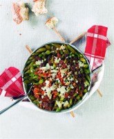 Μπάμιες με λιαστή ντομάτα, βασιλικό και φέτα